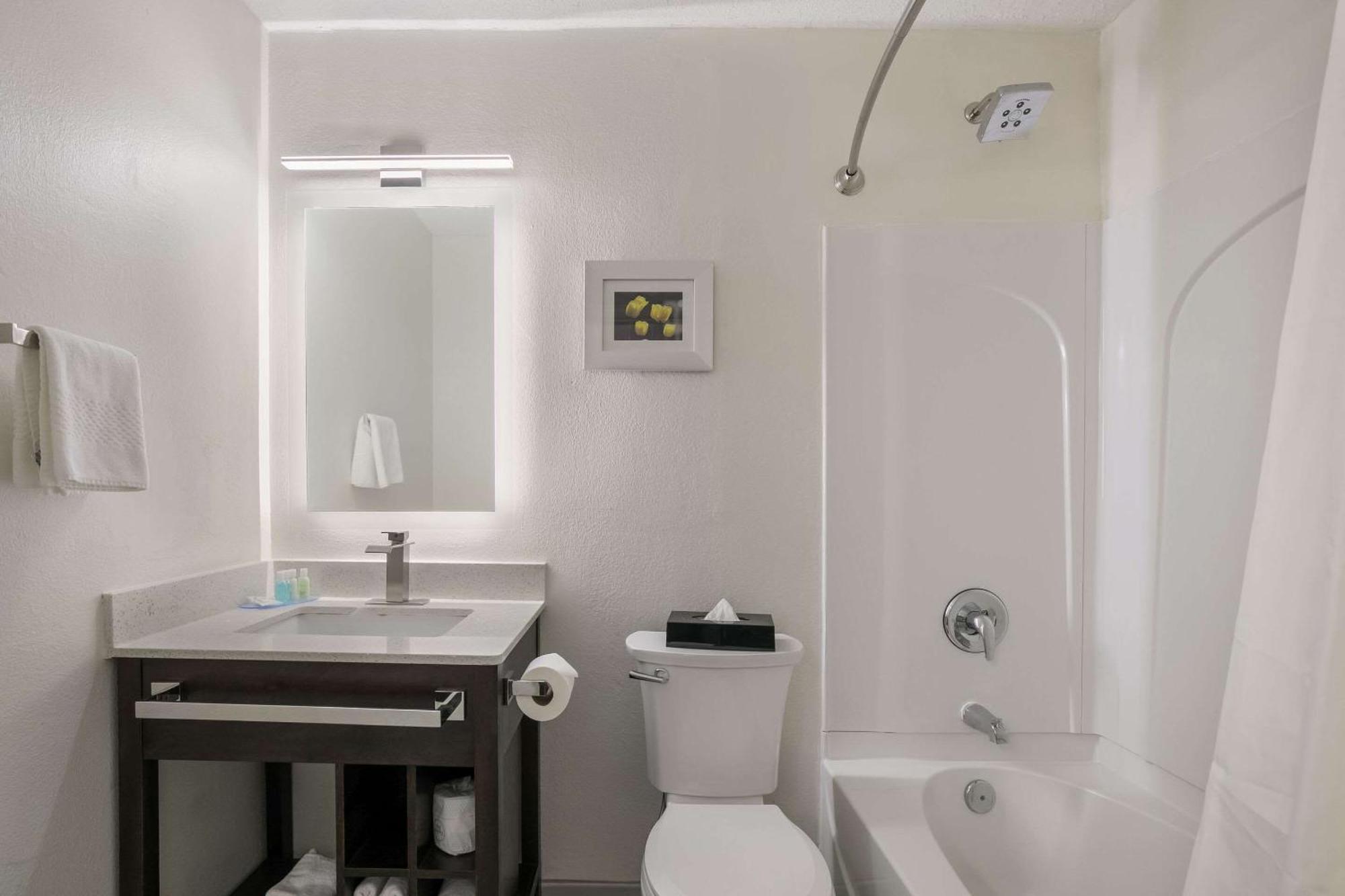 Clarion Conference Center Hotel 2*