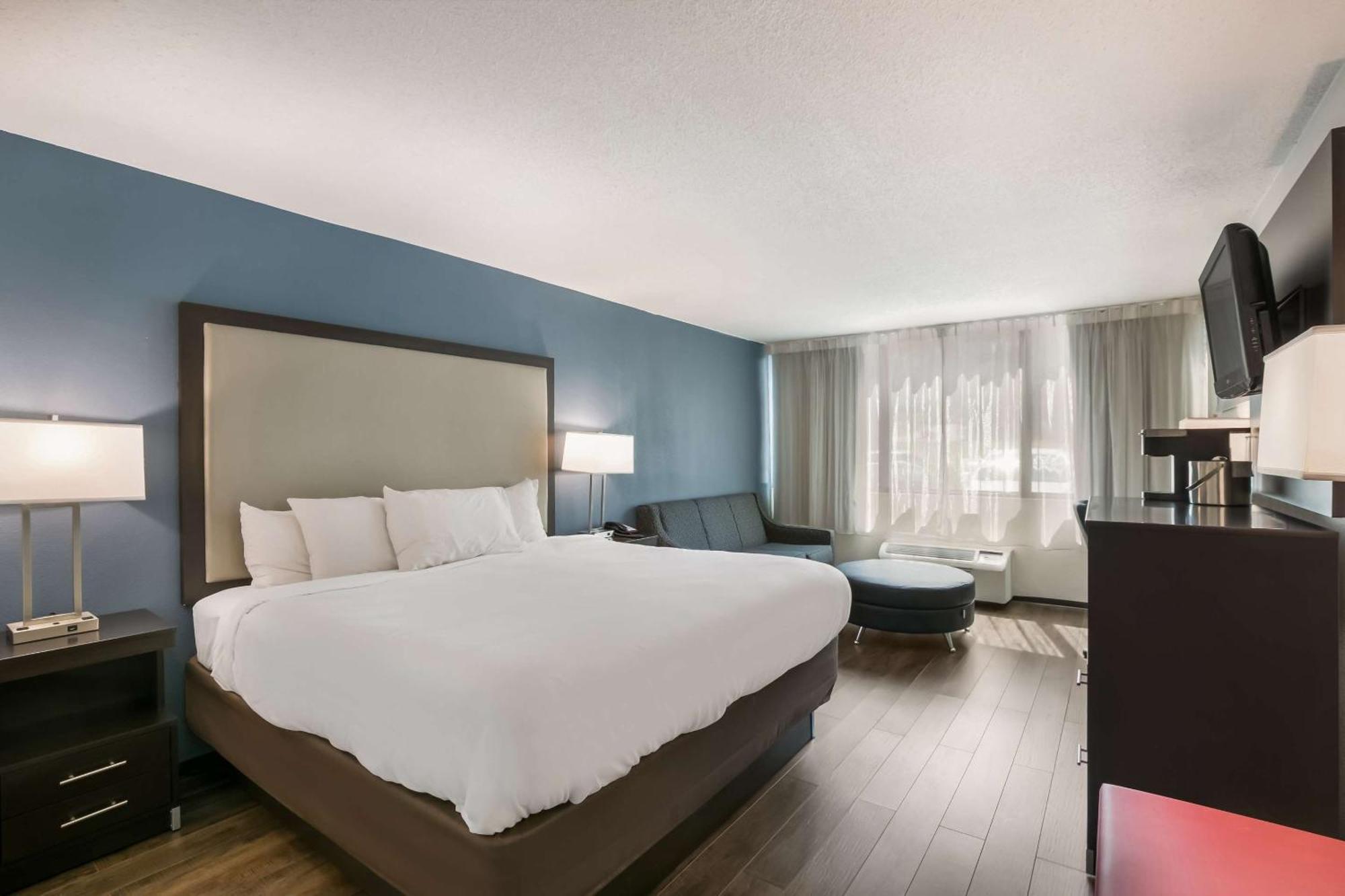 Hotel Clarion Conference Center 2*